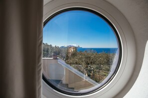 Suite, 1 kingsize-seng, sjøutsikt | Sengetøy av topp kvalitet, dundyner, memory foam-senger og minibar