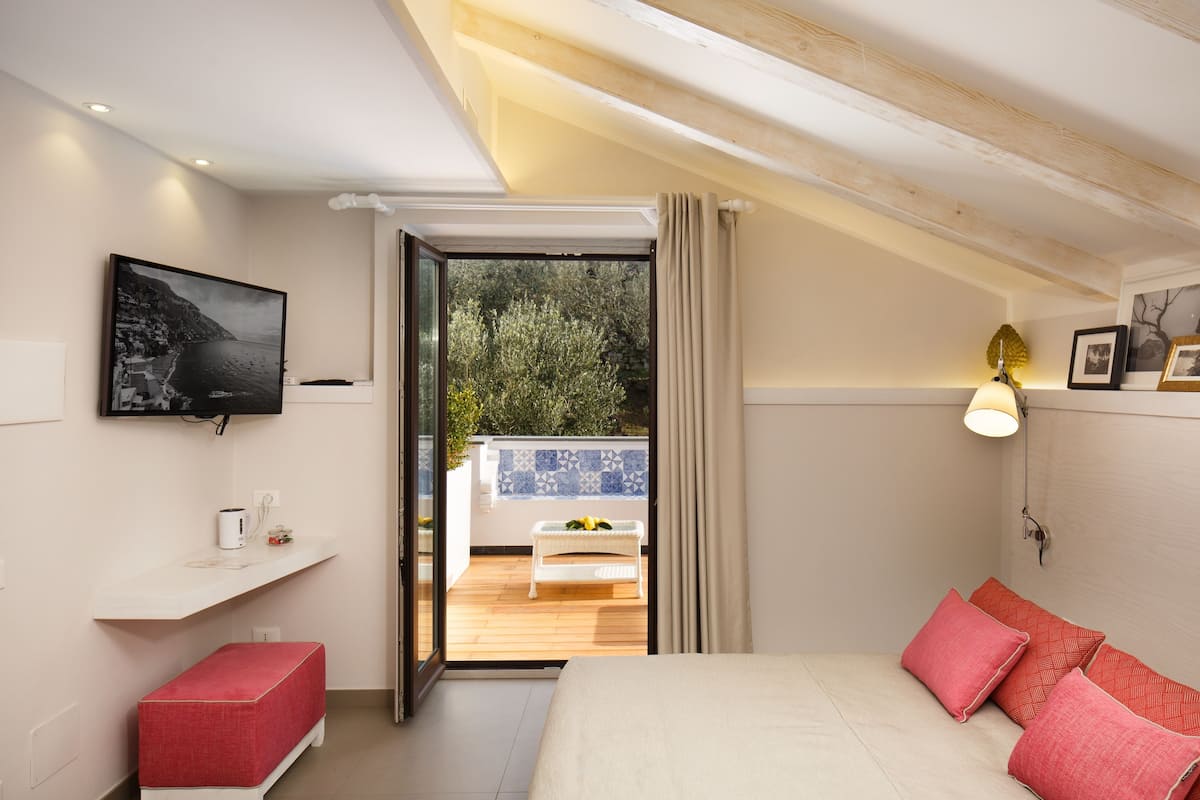 Suite junior, Terraza, vista al mar | 1 habitación, ropa de cama de alta calidad y edredón