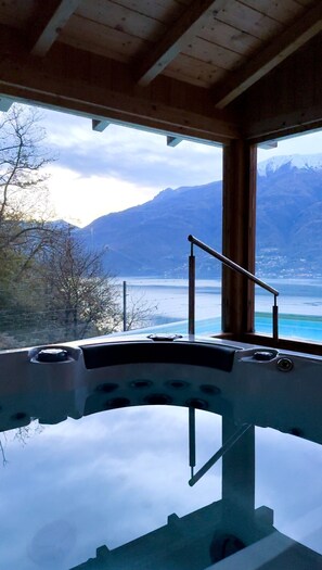 Un bain à remous avec vue sur les montagnes et un lac.