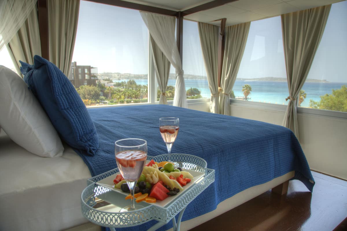 Habitación panorámica, vista al mar | 1 habitación, ropa de cama de alta calidad y insonorización