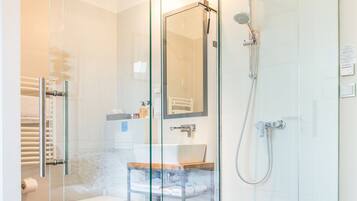 Habitación doble clásica | Caja de seguridad en la habitación, escritorio y insonorización