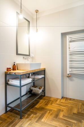 Quarto casal clássico | Banheiro | Chuveiro, produtos de toalete grátis, secador de cabelo, chinelos