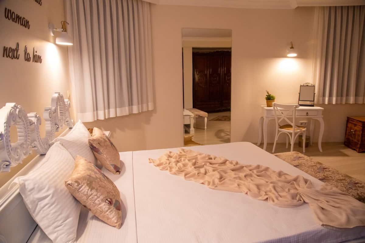 高級寢具、房內夾萬、熨斗/熨衫板、摺床/加床 (收費)