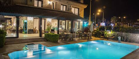 Outdoor pool, pool umbrellas, sun loungers