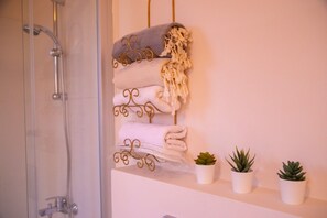 Tina con regadera, amenidades de baño gratuitas, secadora de cabello