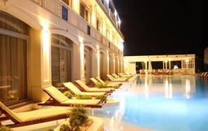 Hồ bơi ngoài trời