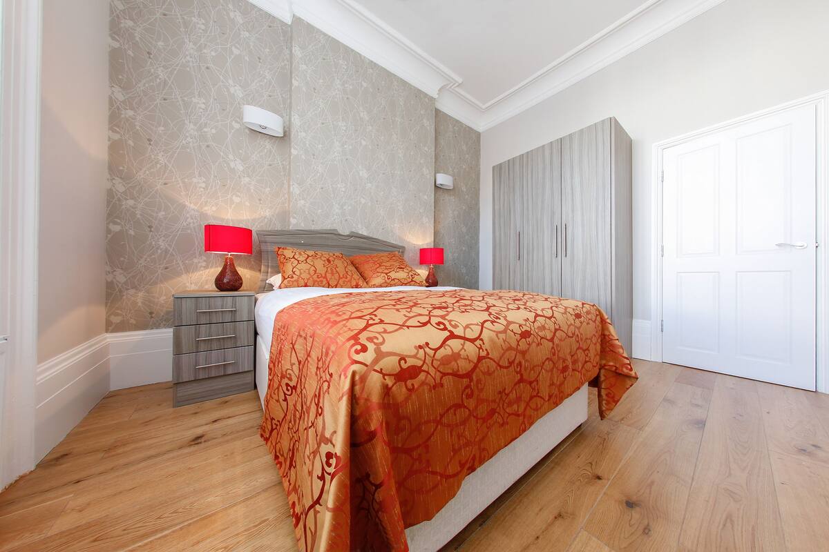 Iron/ironing board, cots/infant beds, bed sheets