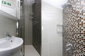 Dusche, kostenlose Toilettenartikel, Haartrockner, Handtücher