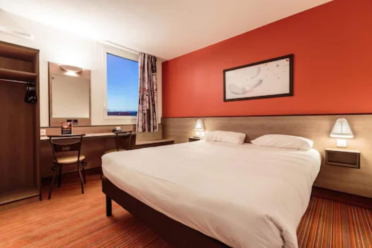 1 bedroom, premium bedding, individually decorated