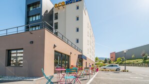 Un hotel de diseño moderno, con un letrero llamativo en la parte superior.