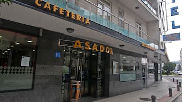 Petit-déjeuner, déjeuner et dîner servis sur place