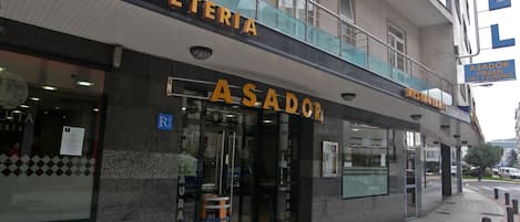 Se sirven desayunos, comidas, cenas y cocina regional