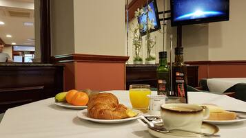 Petit déjeuner buffet (12.50 EUR par personne)