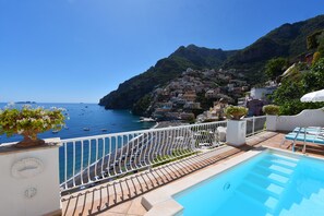 Outdoor pool, pool umbrellas, sun loungers - Villa Boheme Exclusive Luxury Suites (Positano)