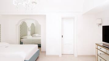 Un dormitorio con cama, cómoda, televisor y candelabro.