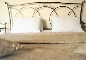 Ropa de cama de alta calidad, cubrecamas y minibar 