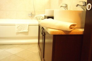 Ducha, artículos de tocador gratuitos, secador de pelo, toallas