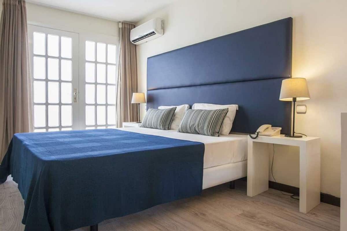 triple room | 1 bedroom, in-room safe, desk, laptop workspace