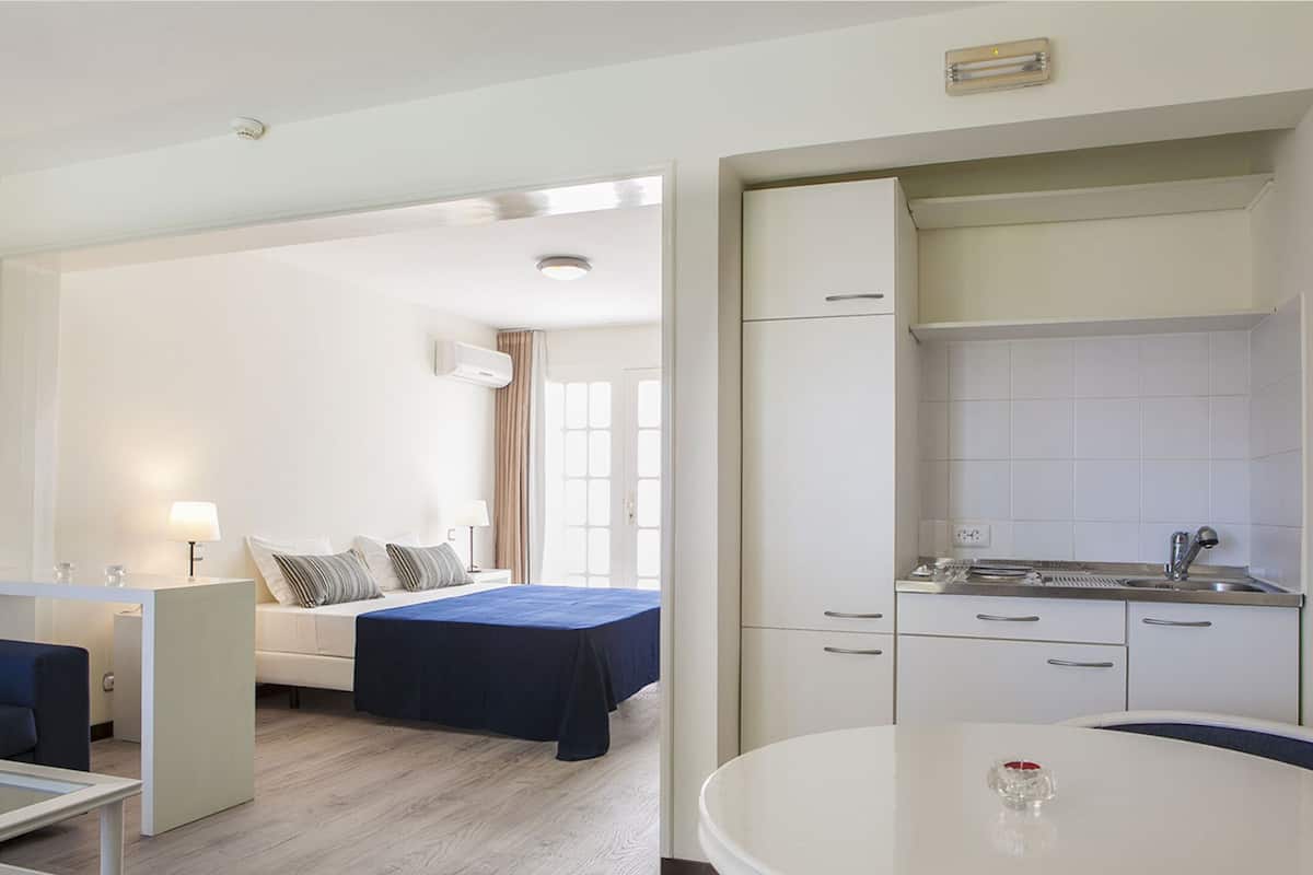 fridge, coffee/tea maker