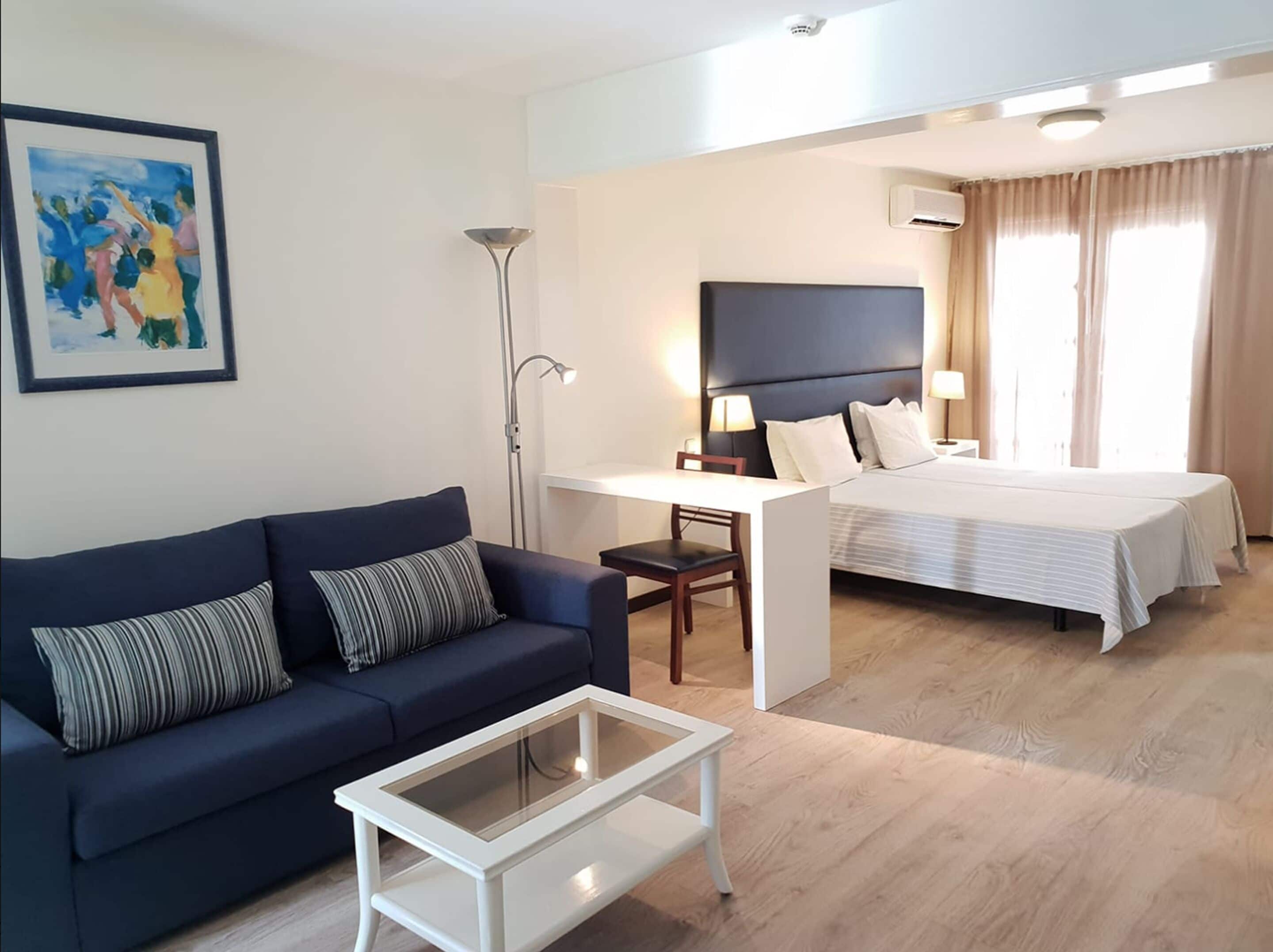 triple room | 1 bedroom, in-room safe, desk, laptop workspace