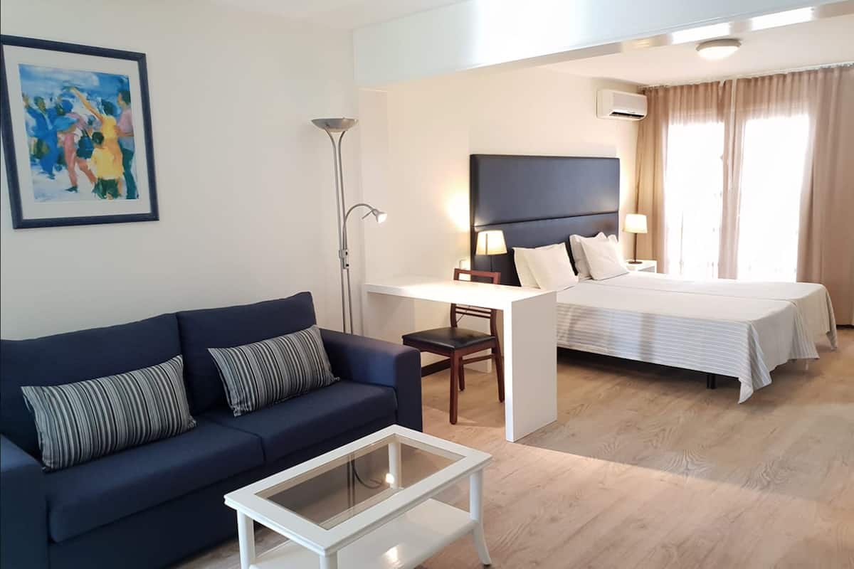 triple room | 1 bedroom, in-room safe, desk, laptop workspace