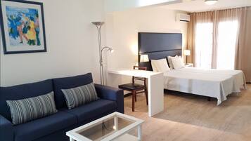 Triple Room | 1 bedroom, in-room safe, desk, laptop workspace