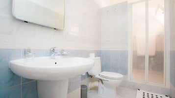 Un baño con lavabo, inodoro y ducha.