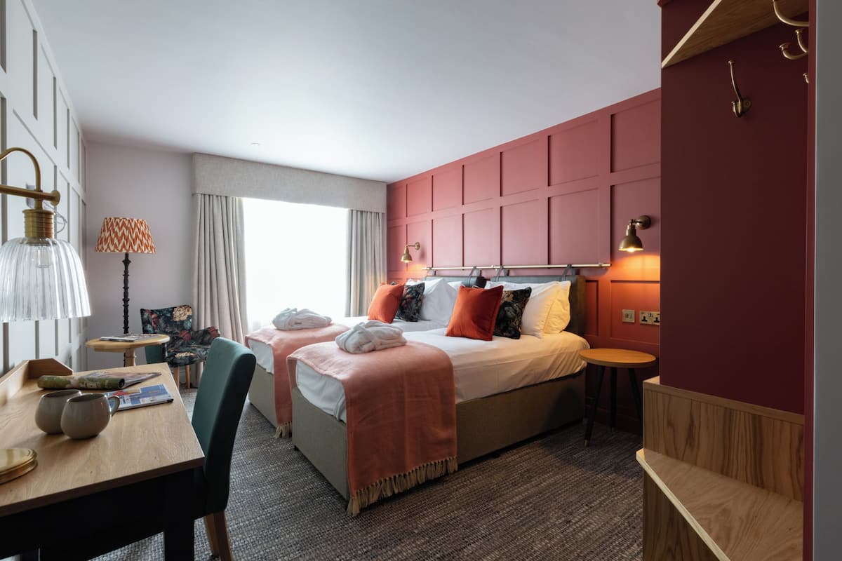 Habitación de lujo con 1 cama matrimonial o 2 individuales | Ropa de cama de alta calidad y caja de seguridad en la habitación