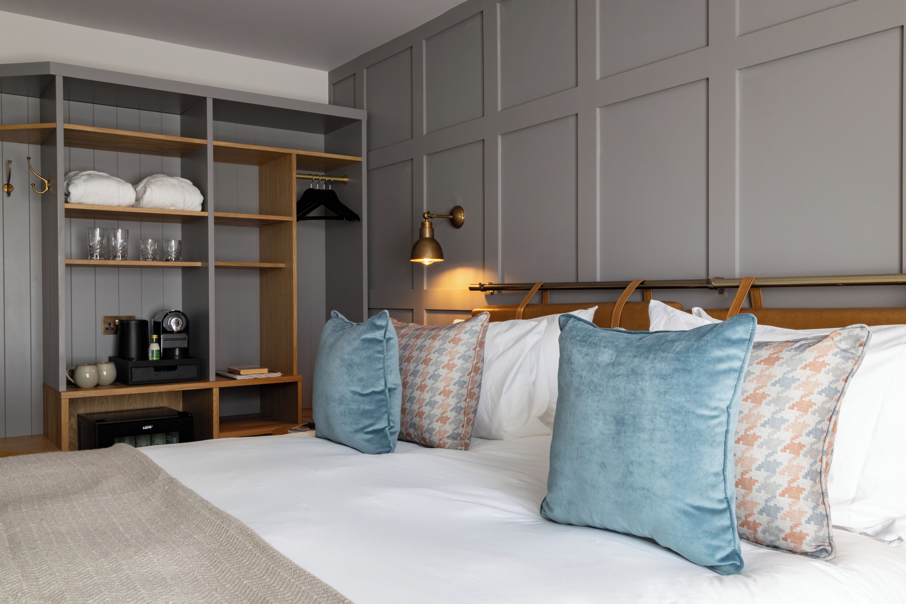 Une chambre d’hôtel avec un lit, une armoire et une table de chevet.