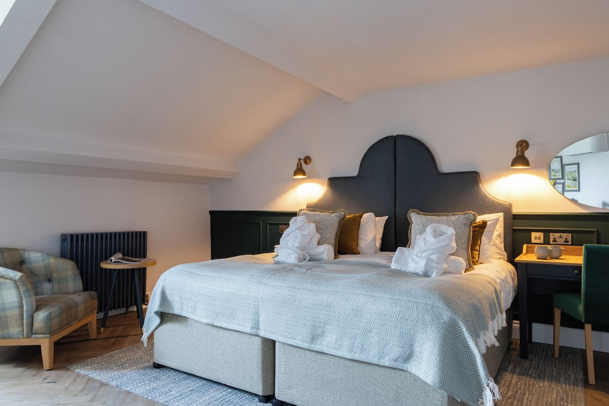 Suite junior | Ropa de cama de alta calidad y caja de seguridad en la habitación