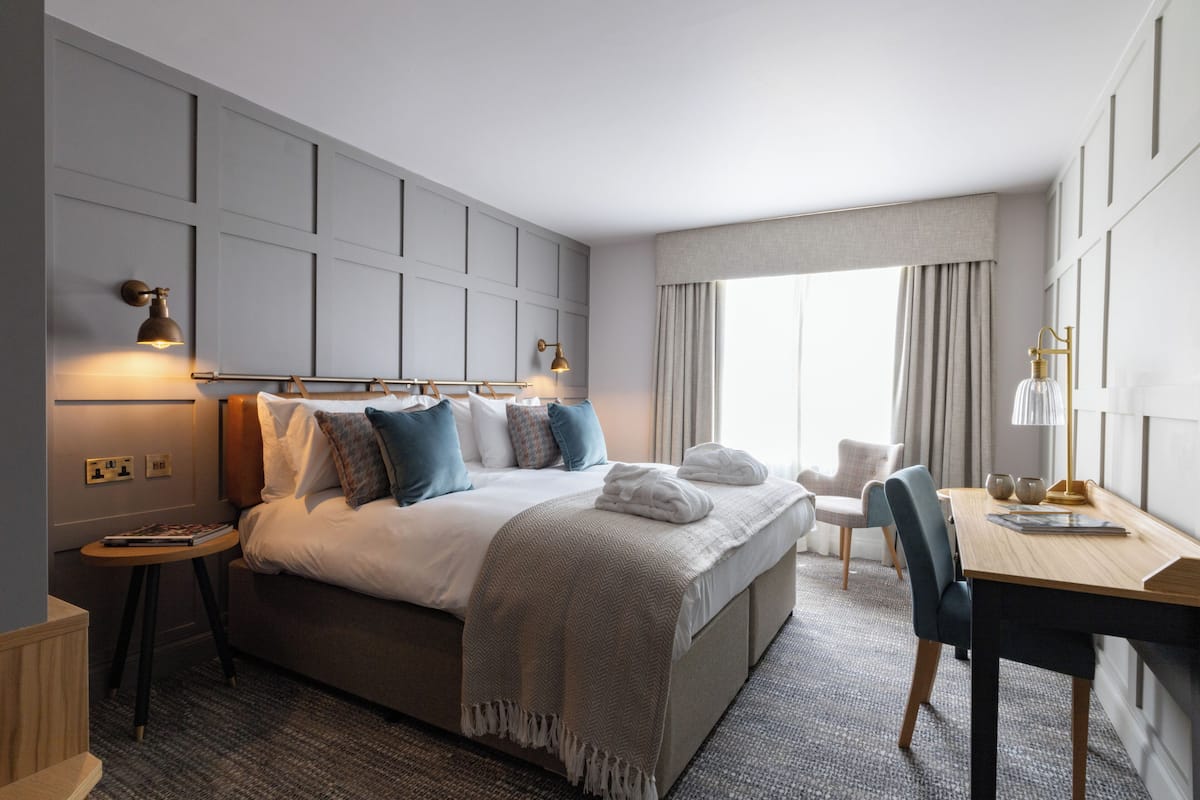Habitación de lujo con 1 cama matrimonial o 2 individuales | Ropa de cama de alta calidad y caja de seguridad en la habitación