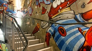 Een trap met graffiti op de muren.