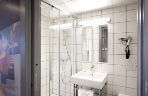 Economy kamer, 1 eenpersoonsbed | Badkamer | Een douche, gratis toiletartikelen, een haardroger, handdoeken