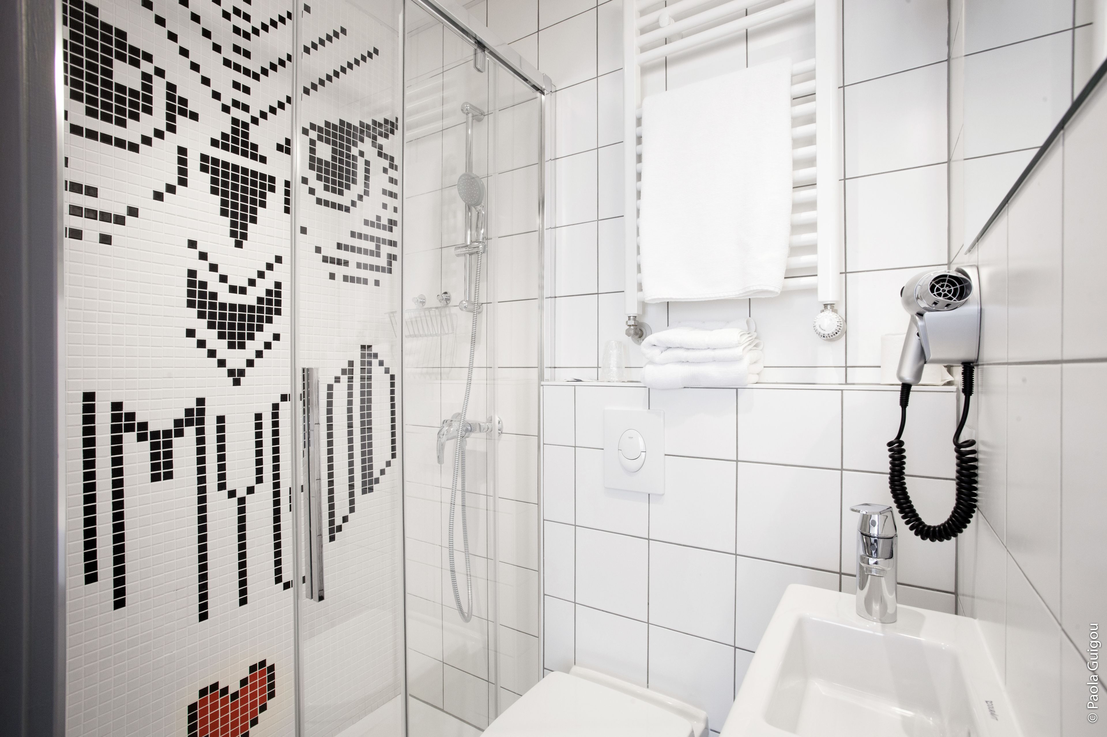 standard single room | bathroom | shower, free toiletries, hair dryer, towels