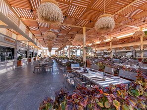 14 restaurants; breakfast, lunch, dinner, and brunch served