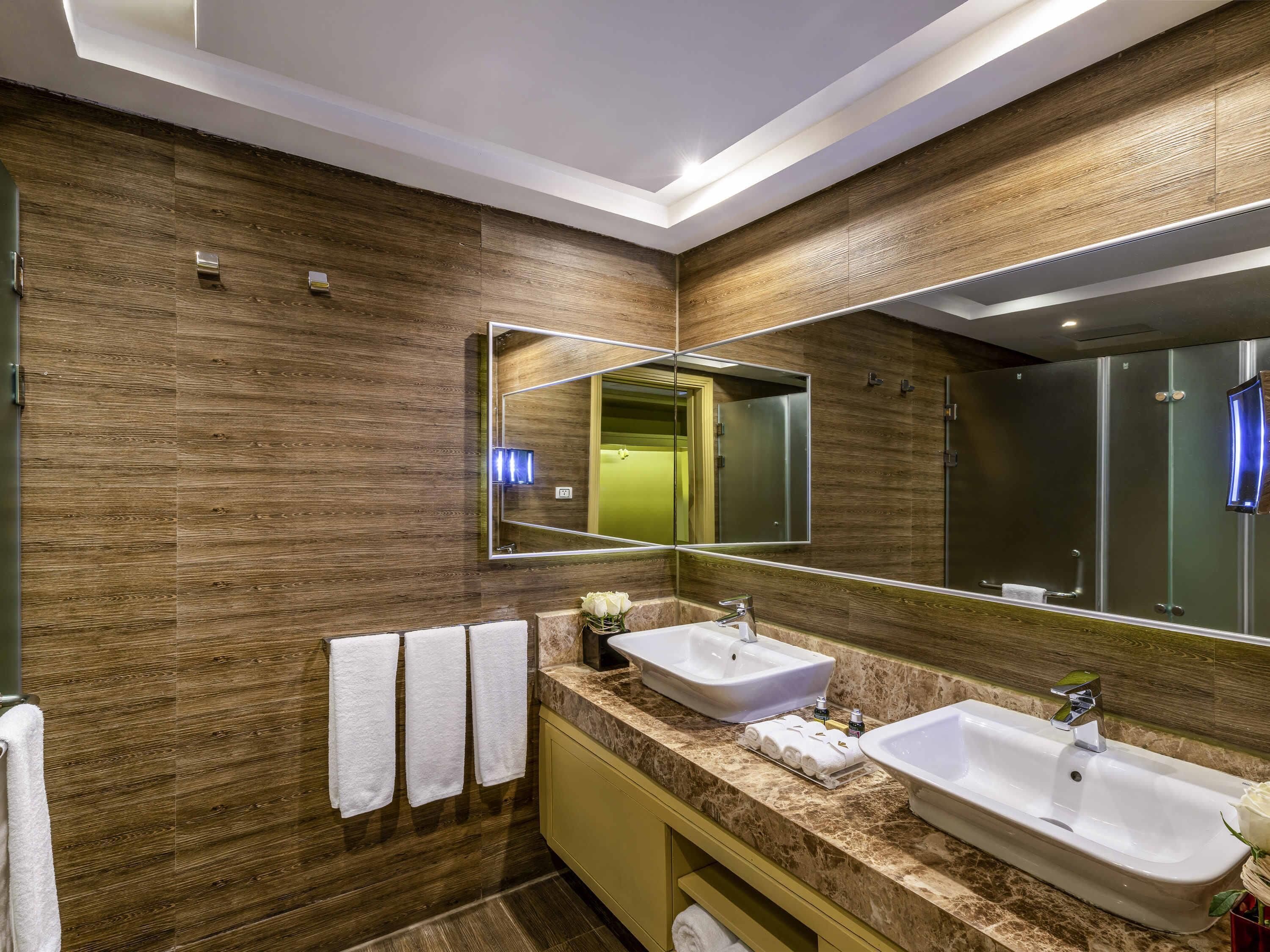 Family room | Free minibar, in-room safe, blackout drapes, soundproofing