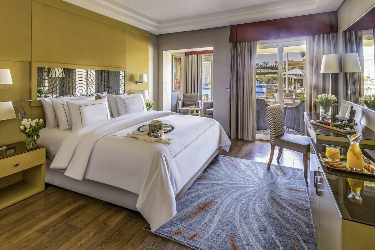 Chambre Deluxe, 1 très grand lit | Articles gratuits dans le mini-bar, coffres-forts dans les chambres