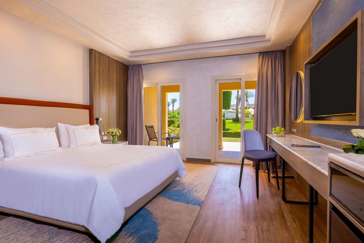 Free minibar, in-room safe, blackout curtains, soundproofing