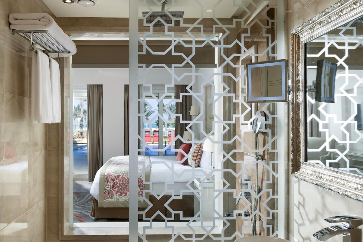 room, 1 king bed (swim-up) | bathroom | shower, designer toiletries, hair dryer, bathrobes