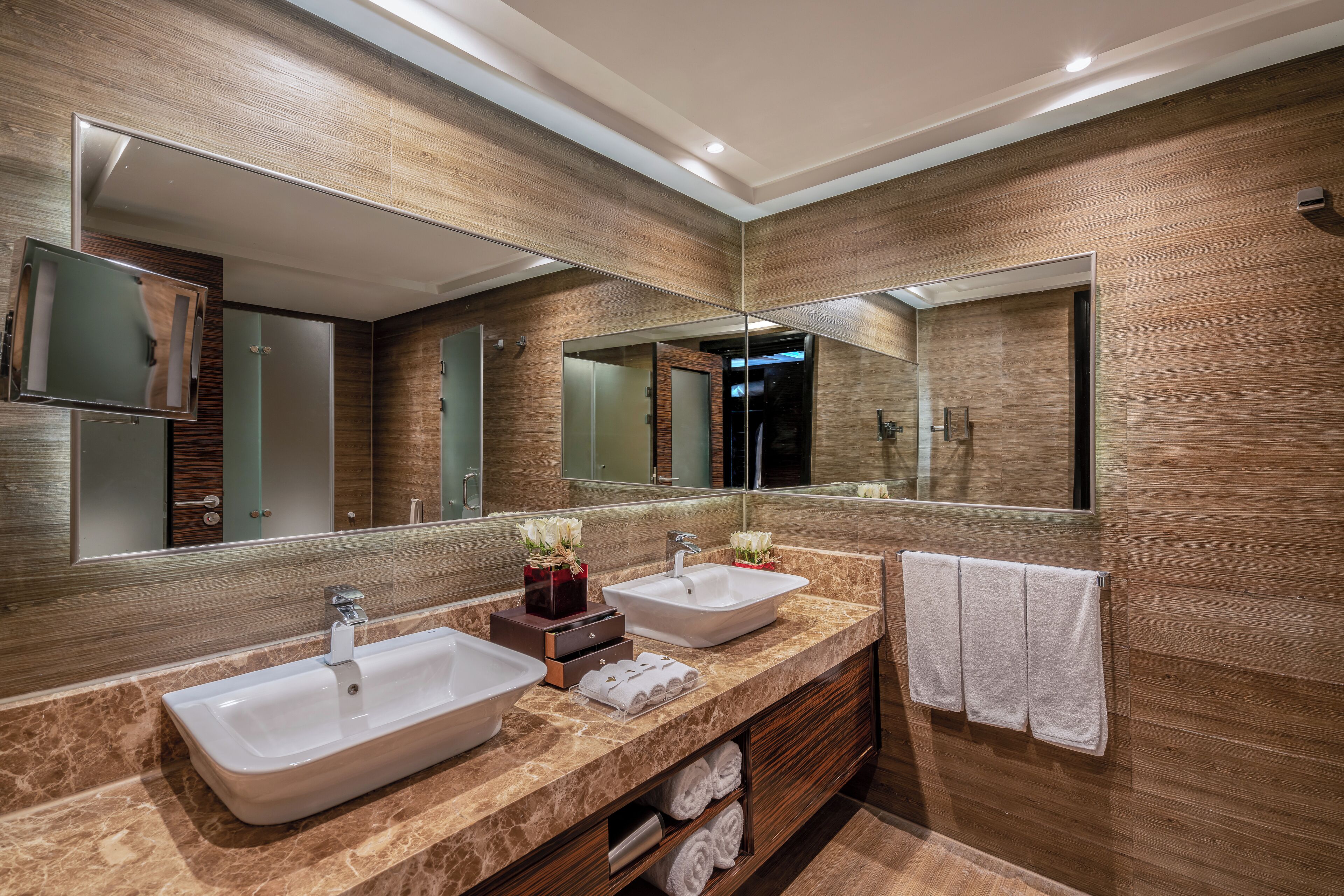 Suite Exécutive, 1 très grand lit | Salle de bain | Douche, articles de toilette de luxe, sèche-cheveux, peignoirs