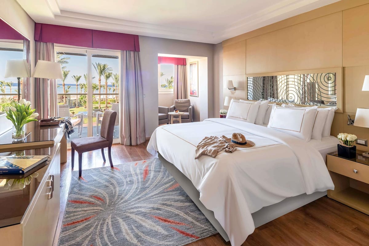 Premium Room, 1 King Bed | 1 bedroom, free minibar, in-room safe, blackout drapes