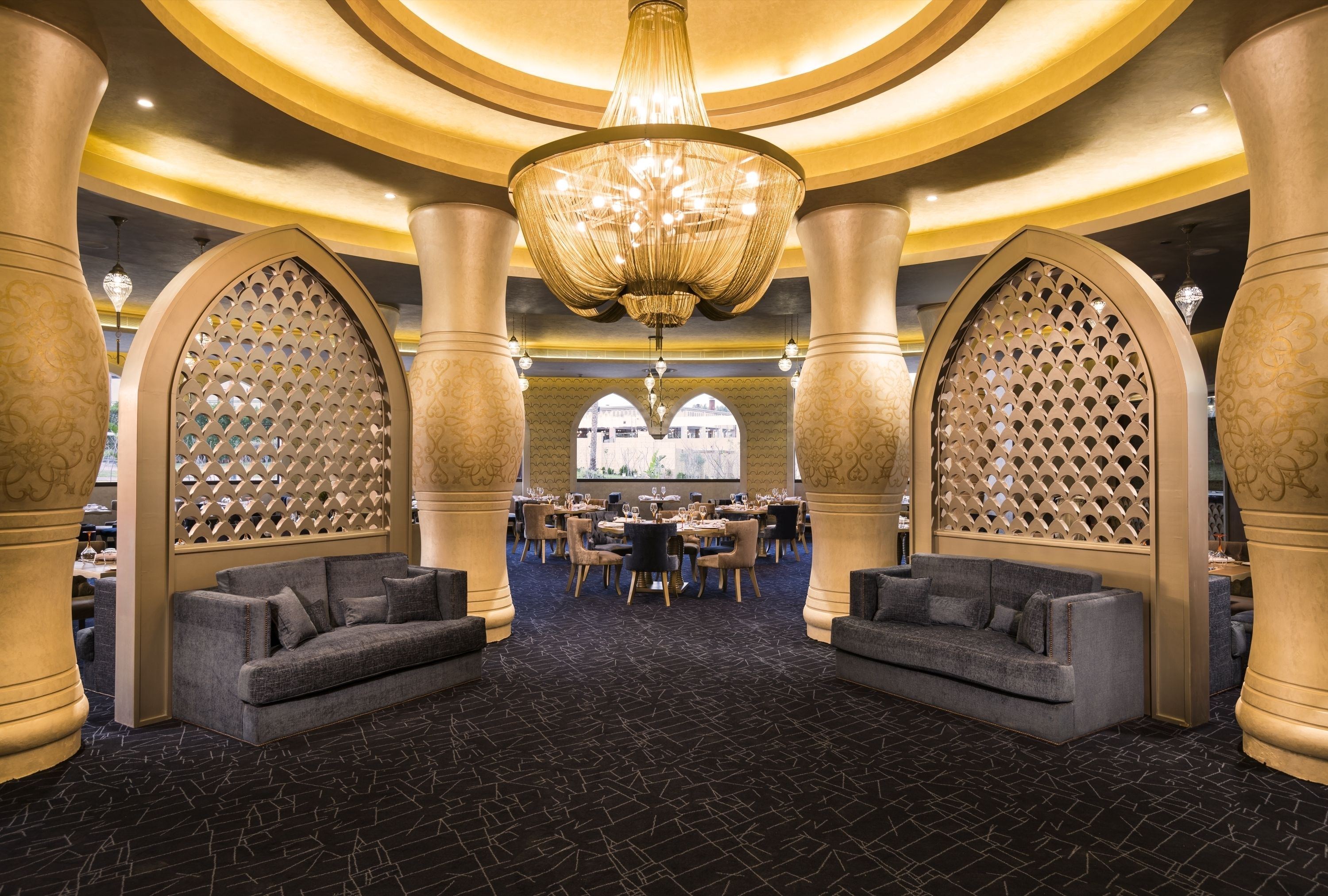 14 restaurants, breakfast, lunch, dinner served; seafood