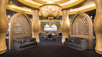 14 restaurants, breakfast, lunch, dinner served; seafood