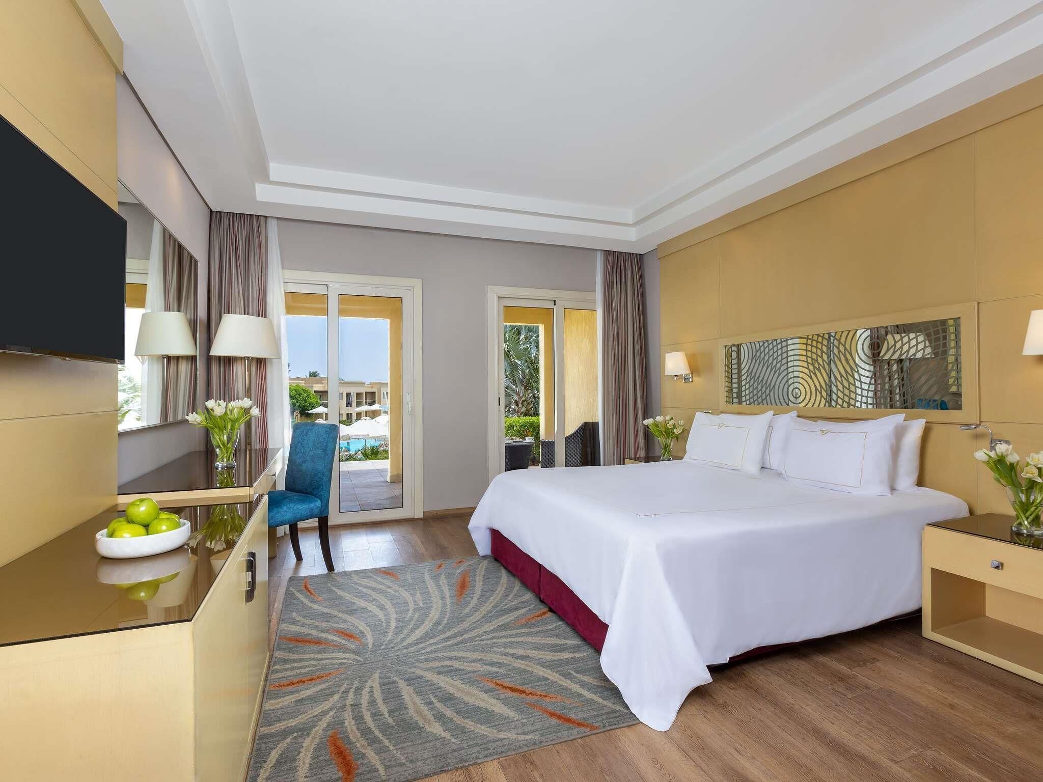 Free minibar, in-room safe, blackout curtains, soundproofing