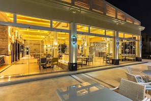 14 restaurants, breakfast, lunch, dinner served; seafood