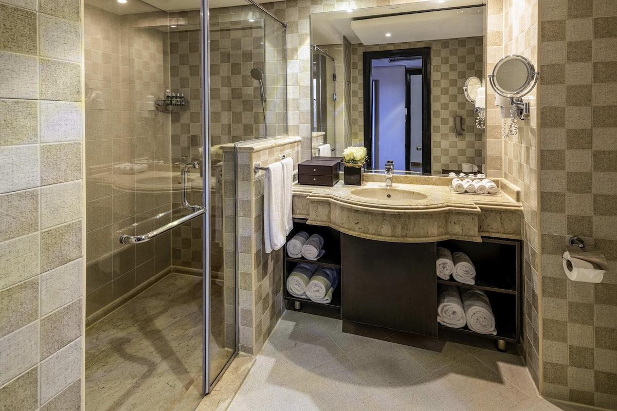 1 habitación y minibar con artículos gratuitos