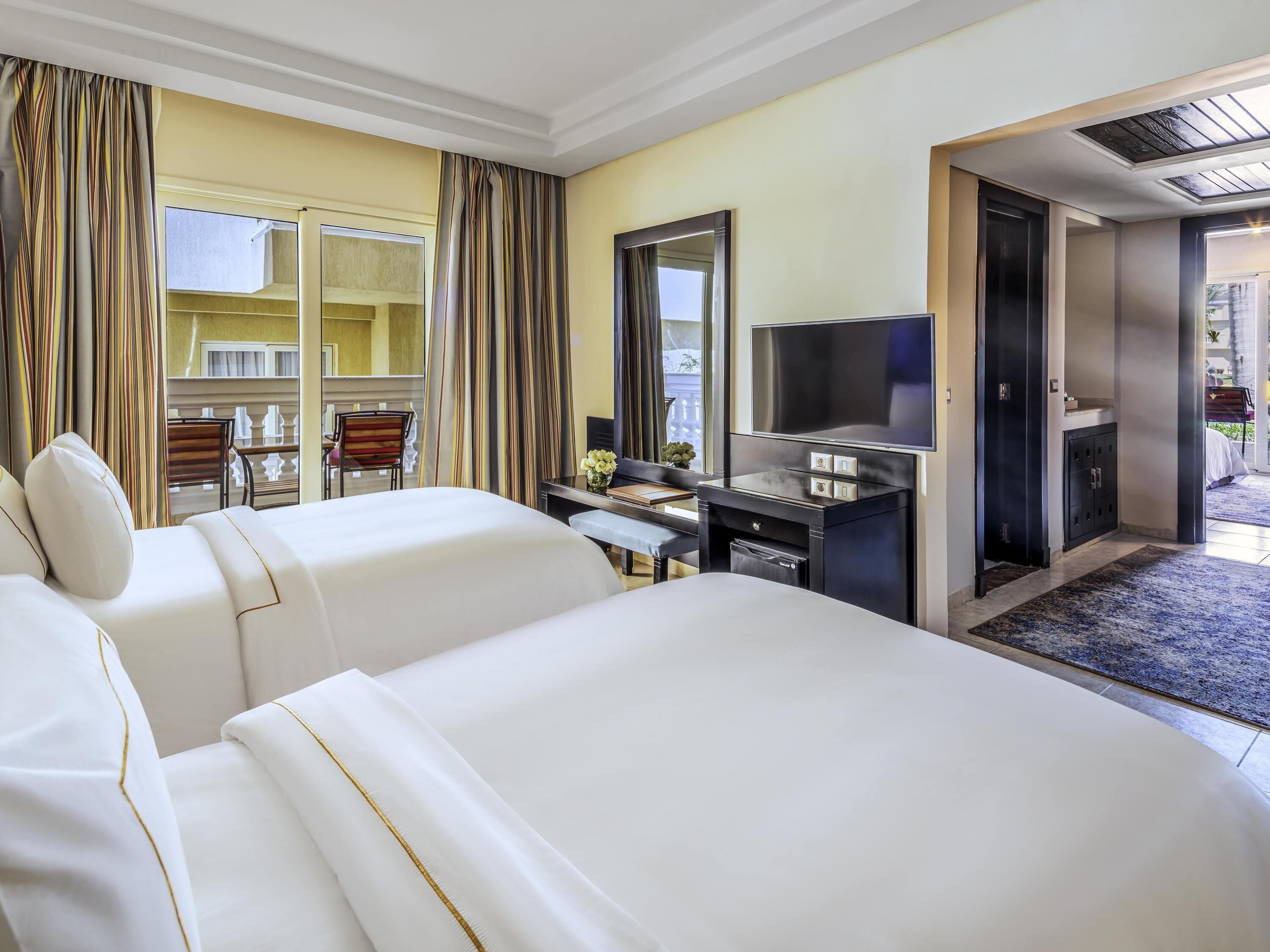 Minibar con artículos gratuitos y caja de seguridad en la habitación 