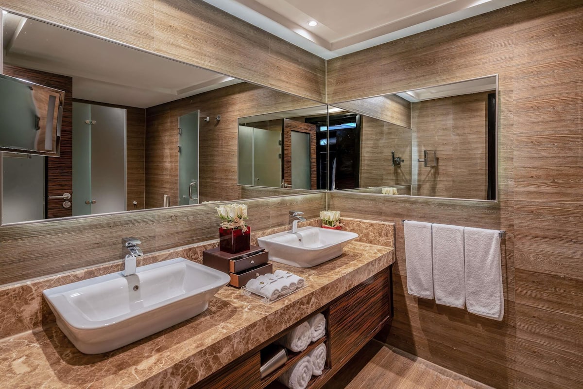 Free minibar, in-room safe, blackout drapes, soundproofing