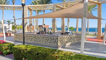 12 bars, 4 bars en bord de piscine, bar en milieu de piscine