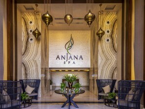 Couples treatment room(s), sauna, hot tub, steam room